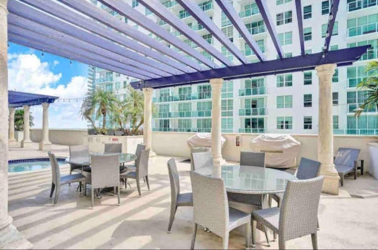 Amazing Condo With Free Parking In Brickell 마이애미 외부 사진