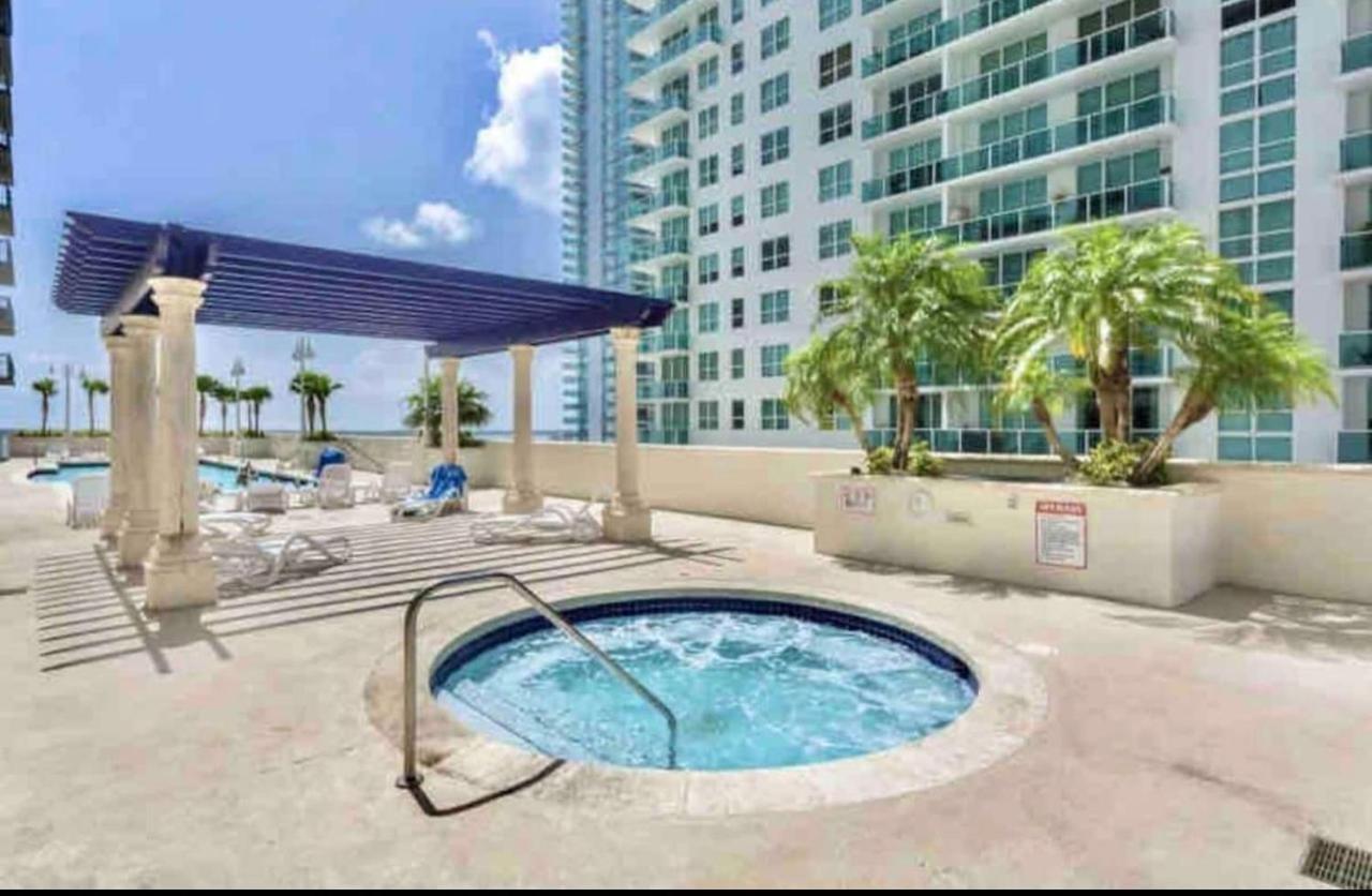 Amazing Condo With Free Parking In Brickell 마이애미 외부 사진