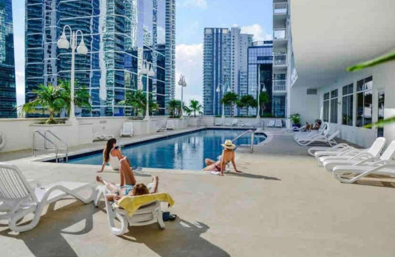 Amazing Condo With Free Parking In Brickell 마이애미 외부 사진